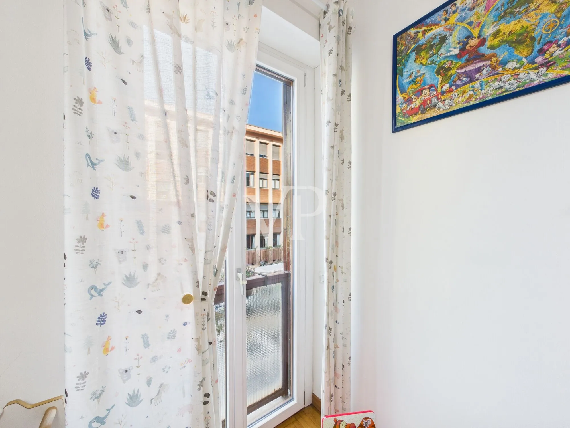 Drei-Zimmer-Wohnung plus Dienstleistungen, renovierter Keller und Parkplatz