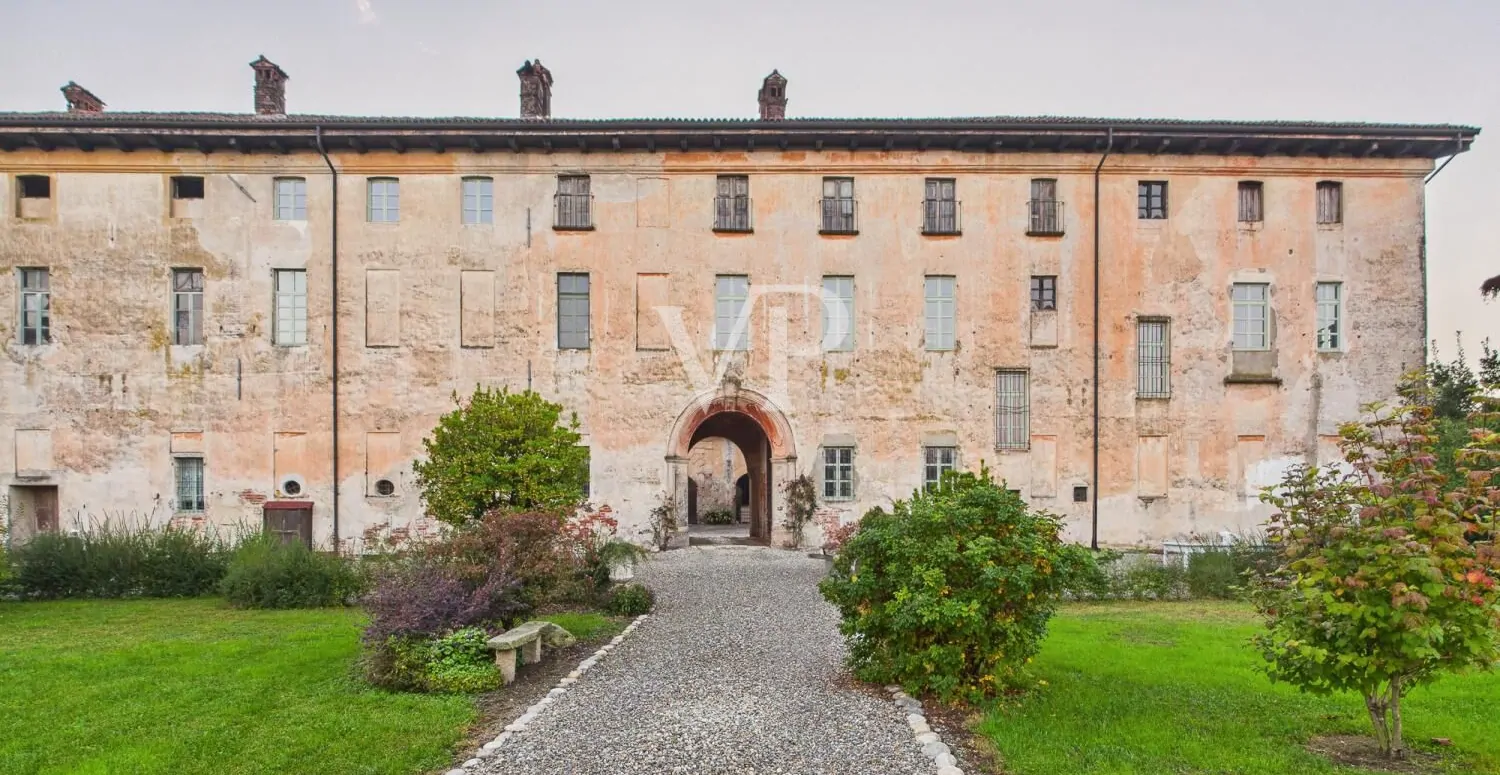 Wonderful historical palace within the walls of the castle of Castellazzo Novarese