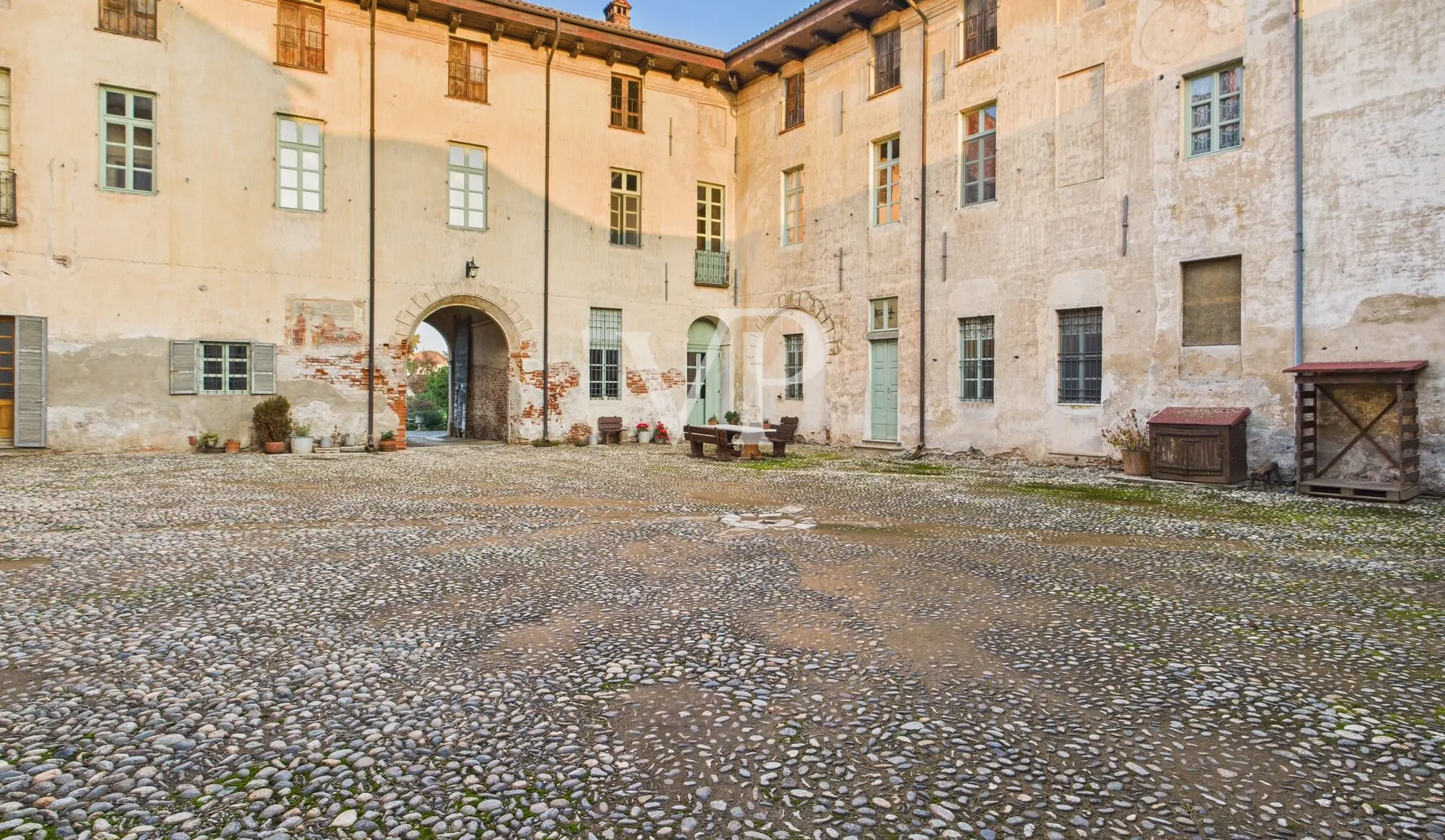 Wonderful historical palace within the walls of the castle of Castellazzo Novarese