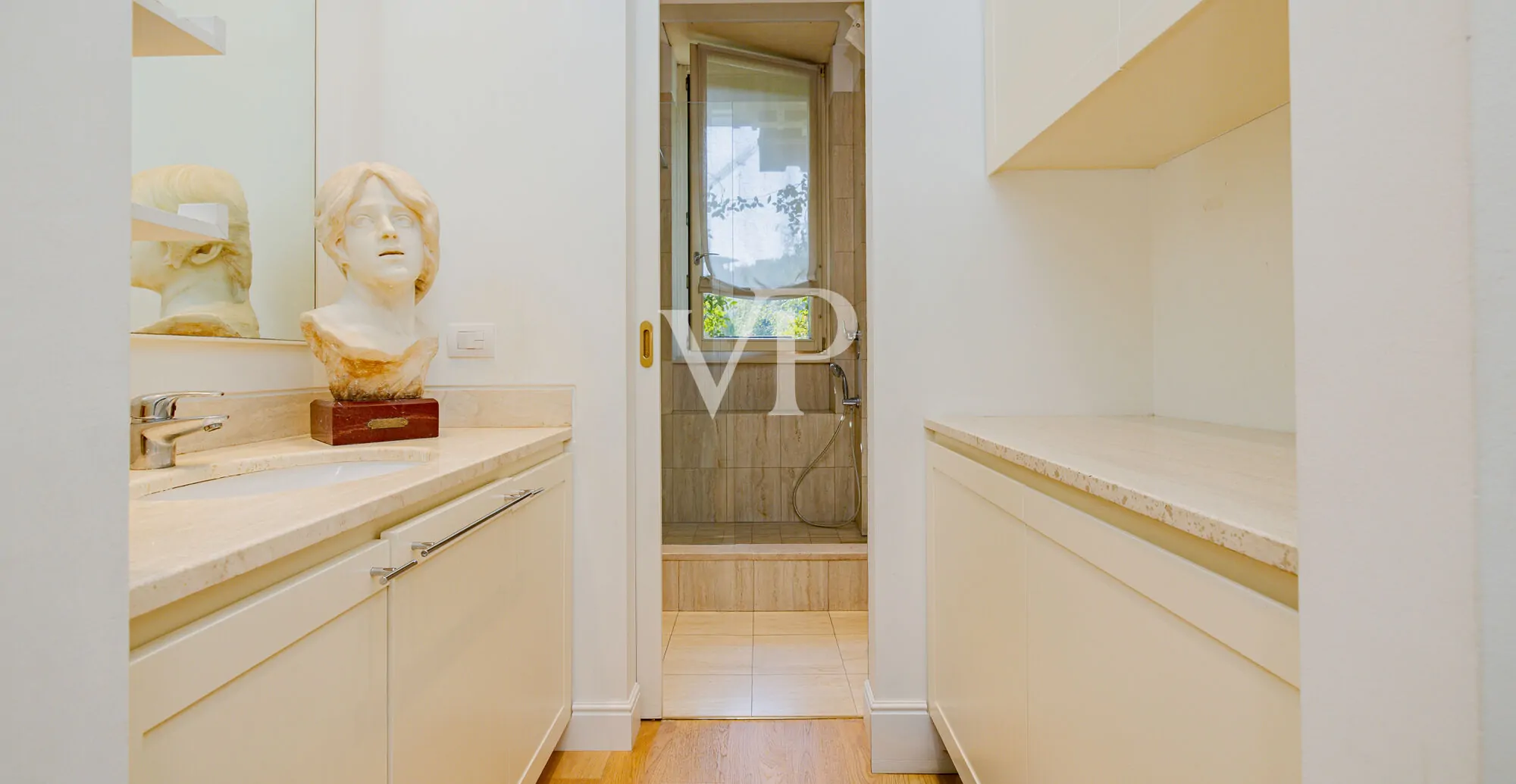 San Siro Club: renovierte Fünf-Zimmer-Wohnung mit Terrasse in einer prestigeträchtigen Anlage mit Schwimmbad