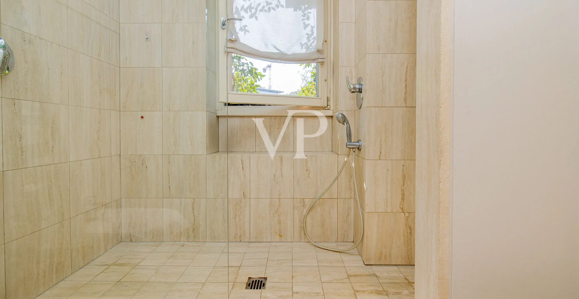 San Siro Club: renovierte Fünf-Zimmer-Wohnung mit Terrasse in einer prestigeträchtigen Anlage mit Schwimmbad