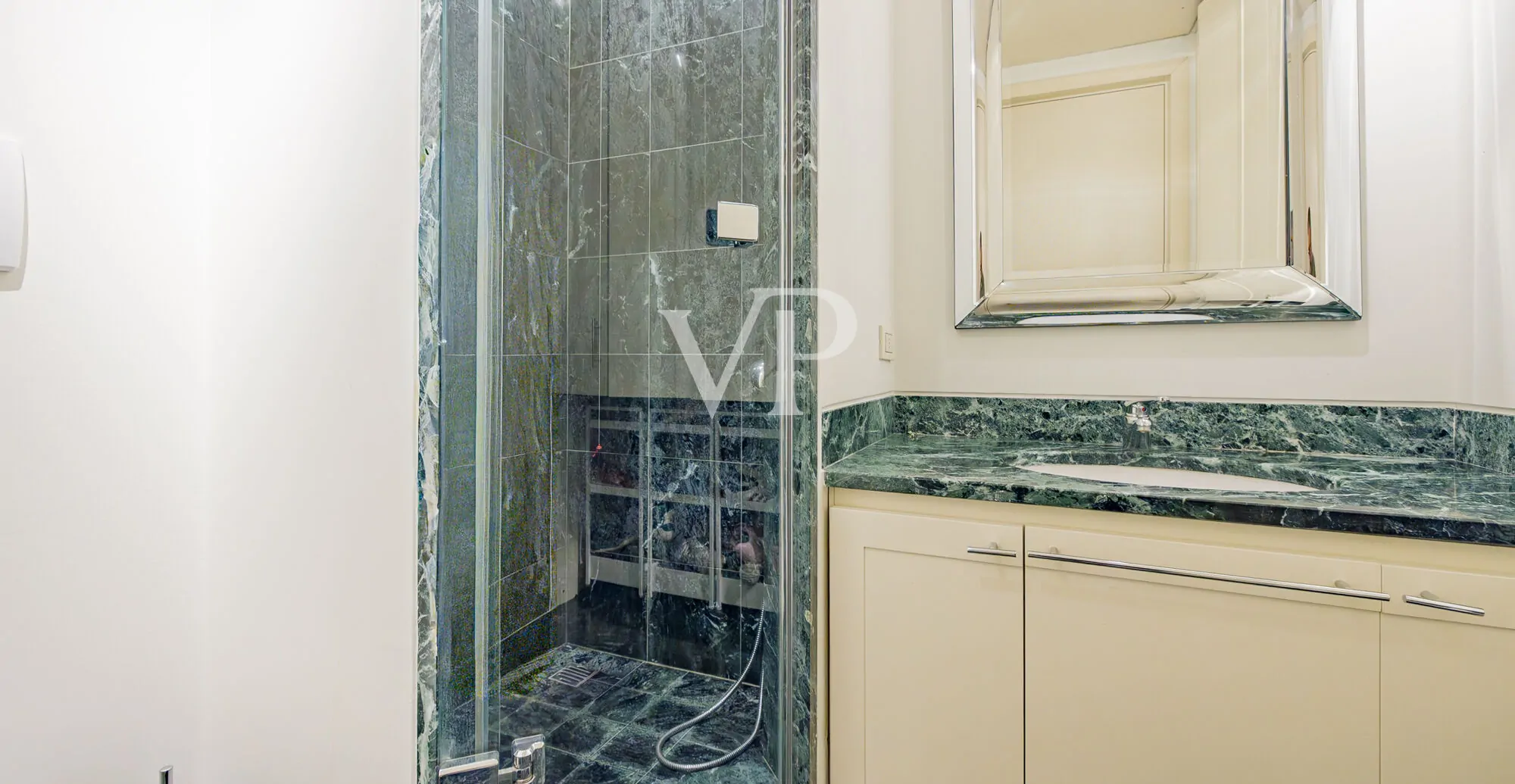 San Siro Club: renovierte Fünf-Zimmer-Wohnung mit Terrasse in einer prestigeträchtigen Anlage mit Schwimmbad