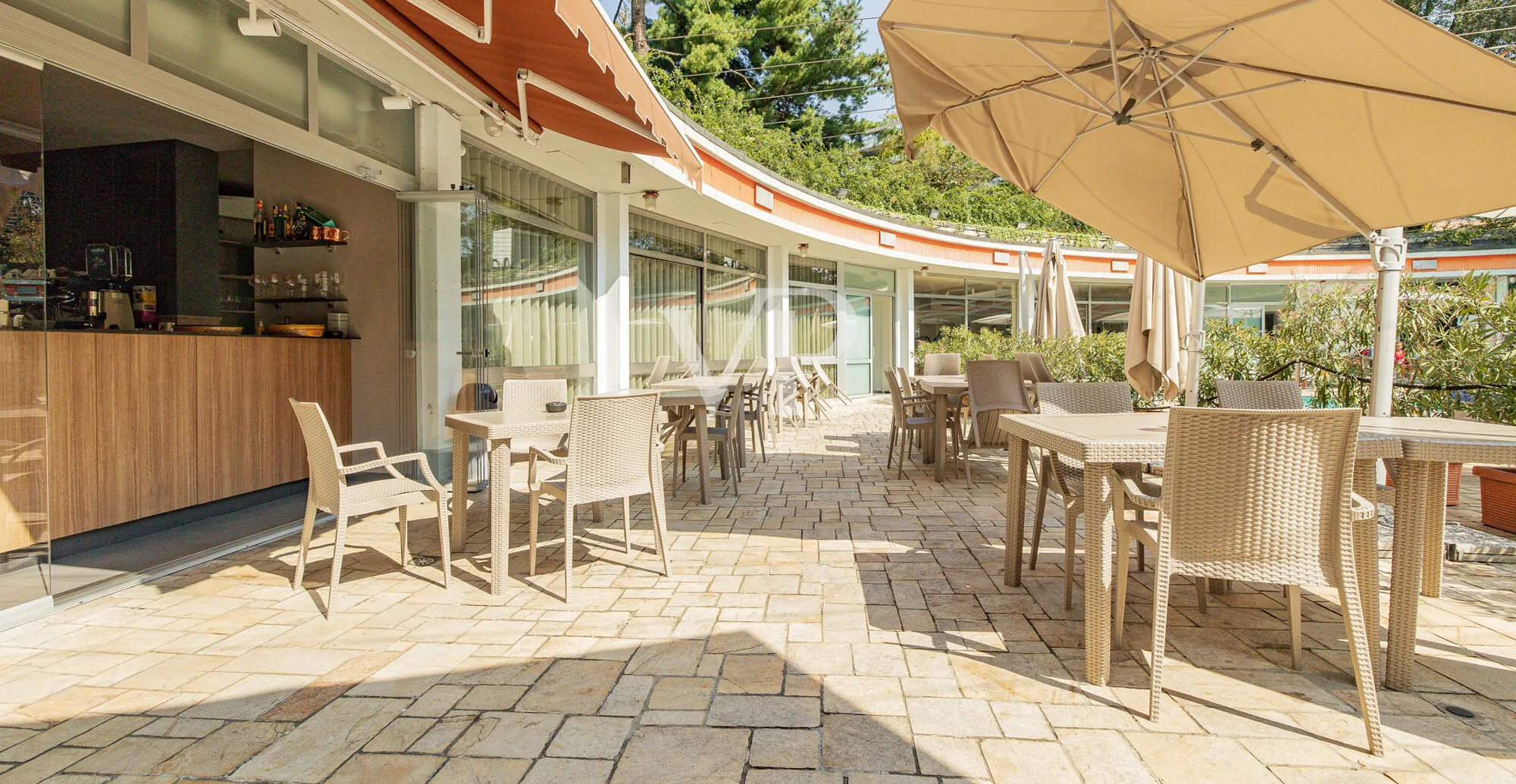 San Siro Club: renovierte Fünf-Zimmer-Wohnung mit Terrasse in einer prestigeträchtigen Anlage mit Schwimmbad