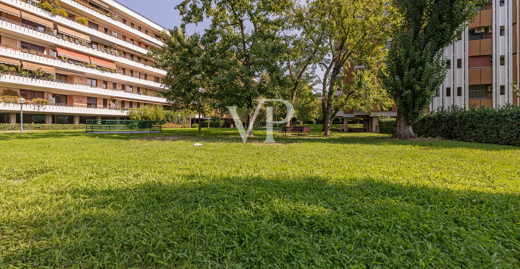 San Siro Club: renovierte Fünf-Zimmer-Wohnung mit Terrasse in einer prestigeträchtigen Anlage mit Schwimmbad