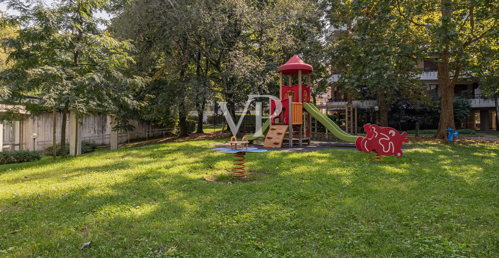 San Siro Club: renovierte Fünf-Zimmer-Wohnung mit Terrasse in einer prestigeträchtigen Anlage mit Schwimmbad