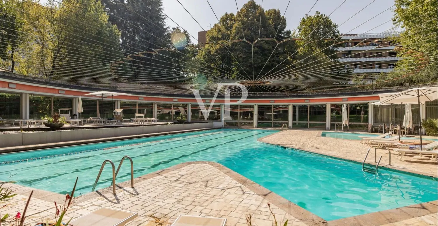 San Siro Club: renovierte Fünf-Zimmer-Wohnung mit Terrasse in einer prestigeträchtigen Anlage mit Schwimmbad