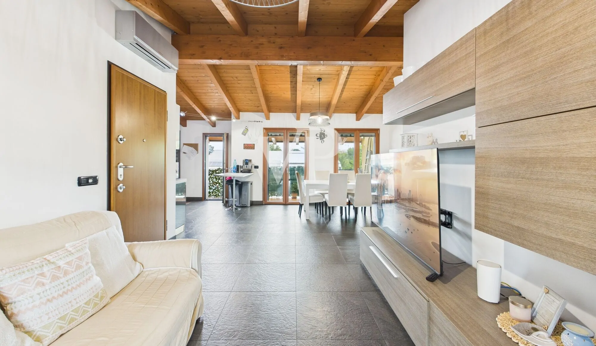 living con vista sala da pranzo