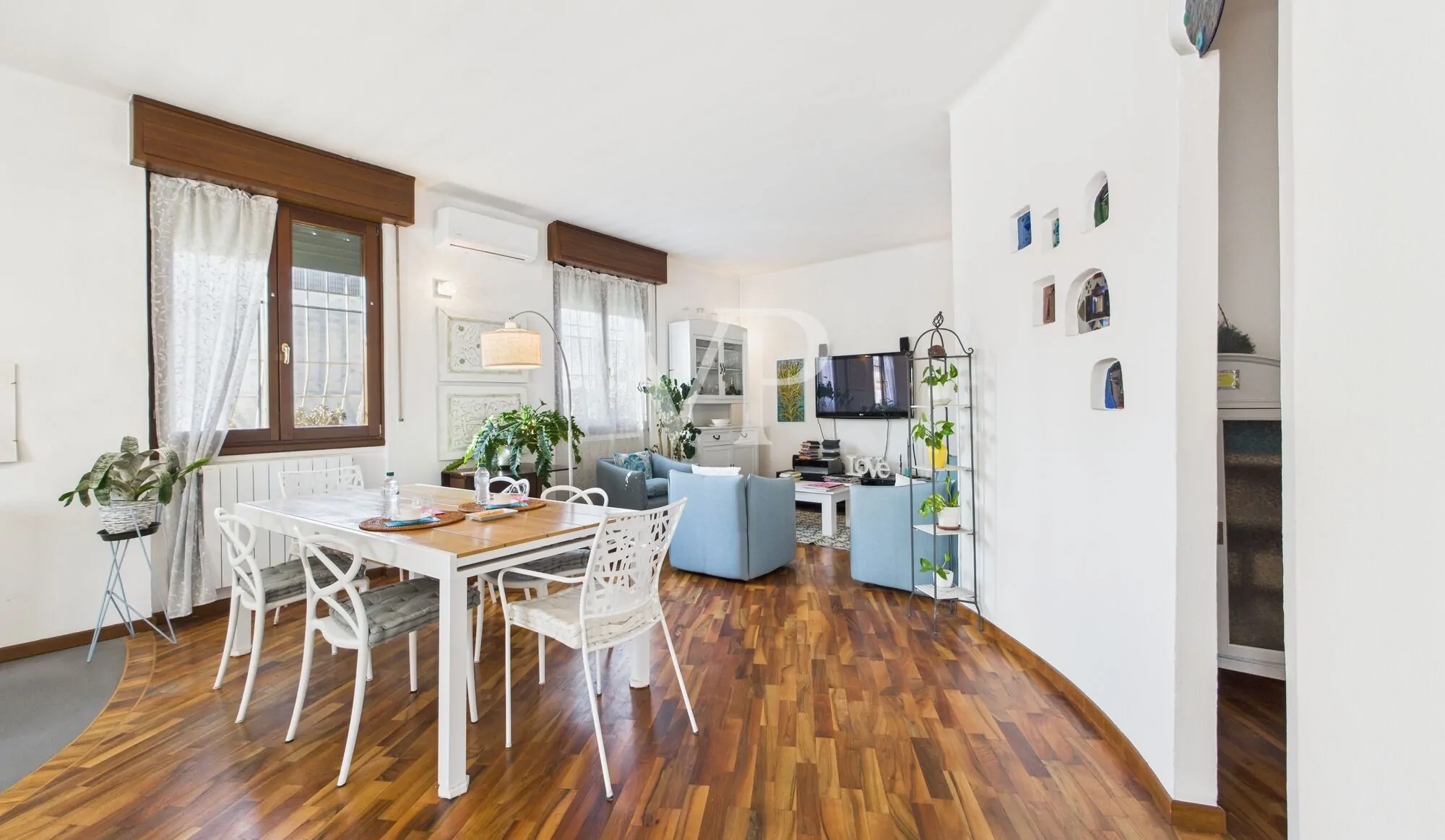 Detached villa in excellent condition with private garden