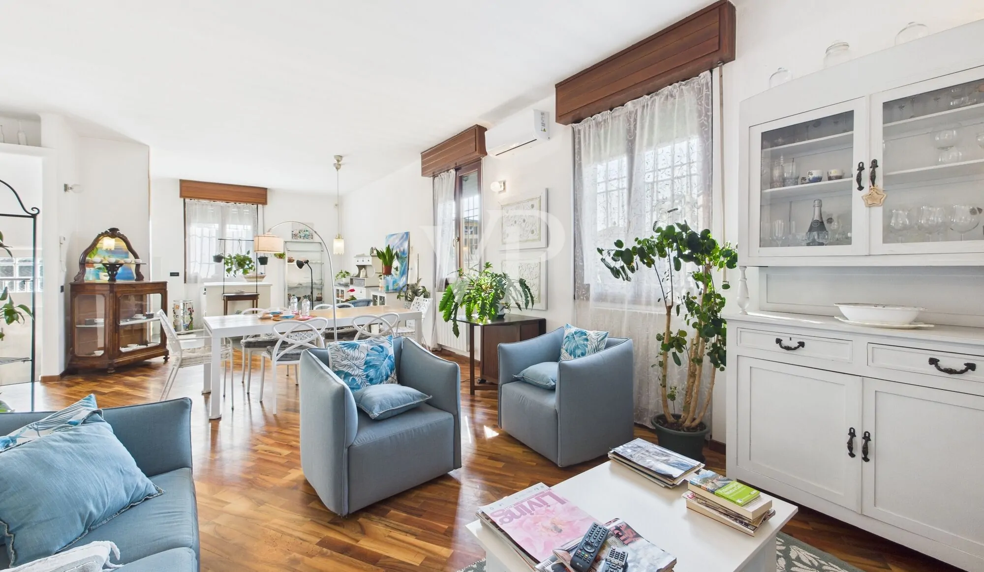 Detached villa in excellent condition with private garden