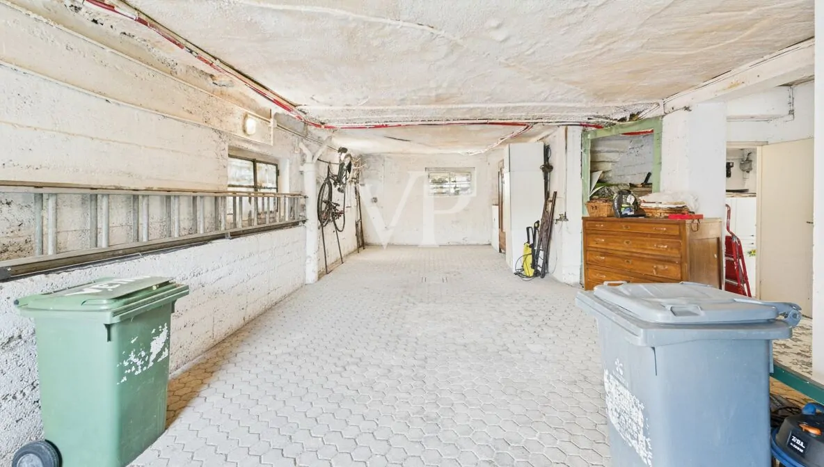 Detached villa in excellent condition with private garden