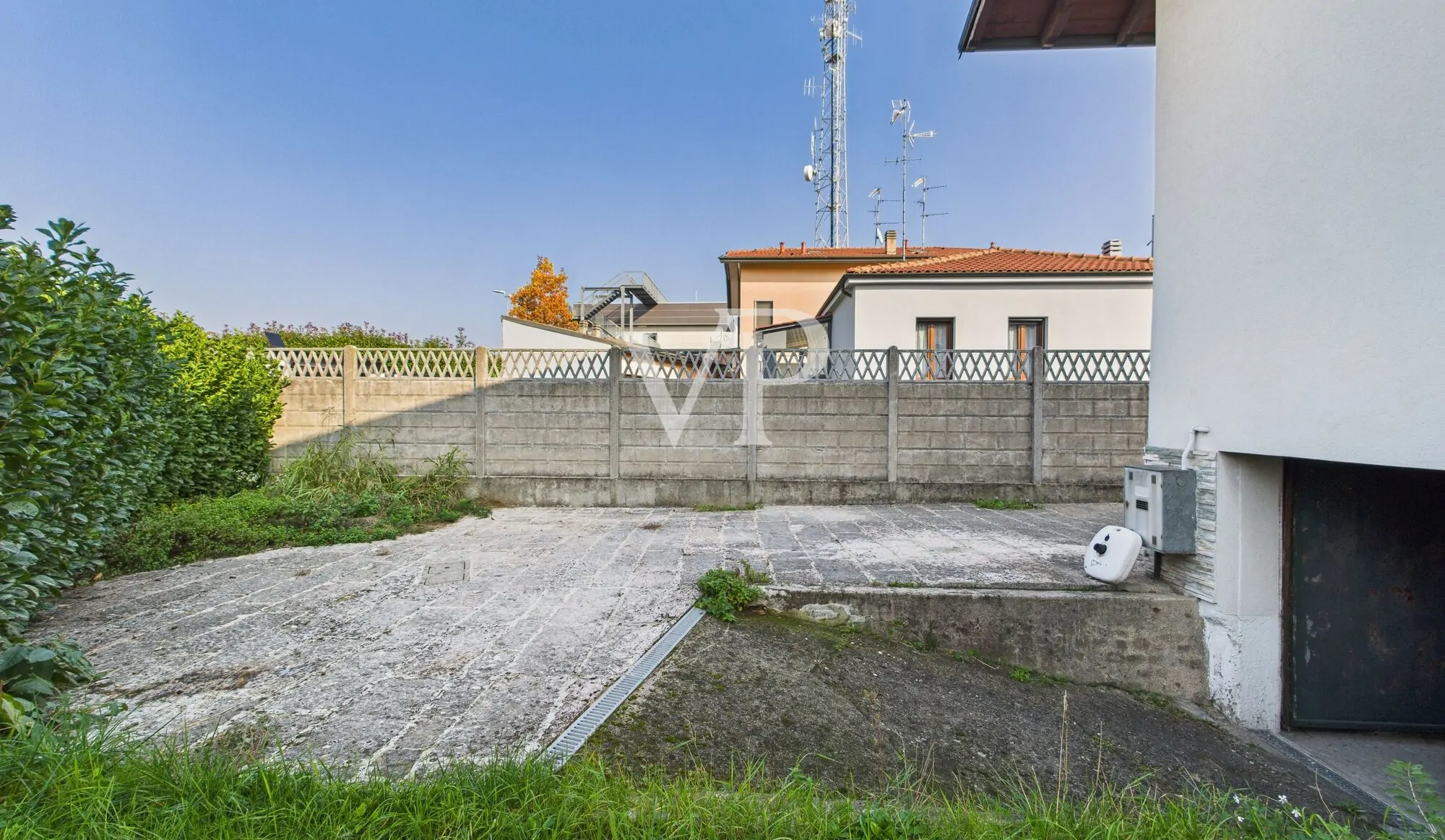 Detached villa in excellent condition with private garden