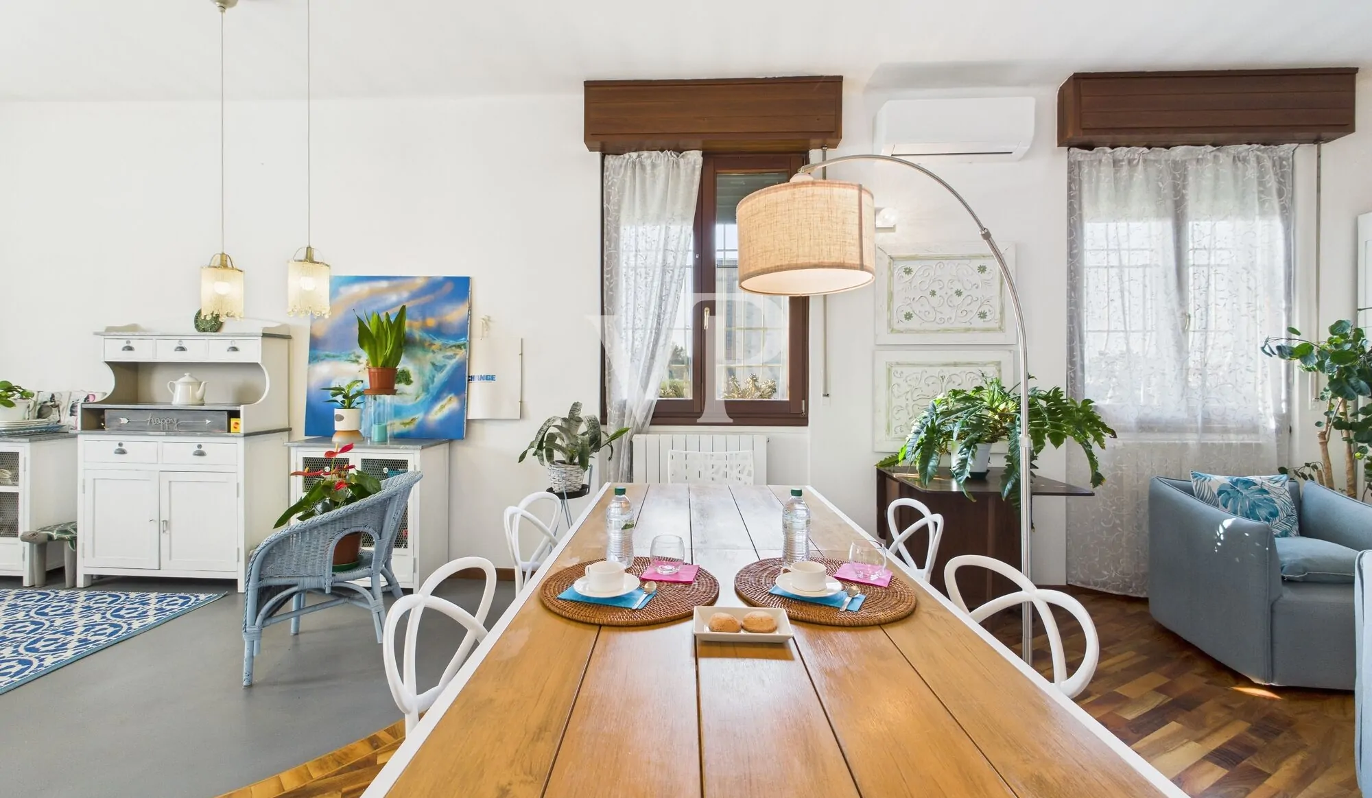 Detached villa in excellent condition with private garden