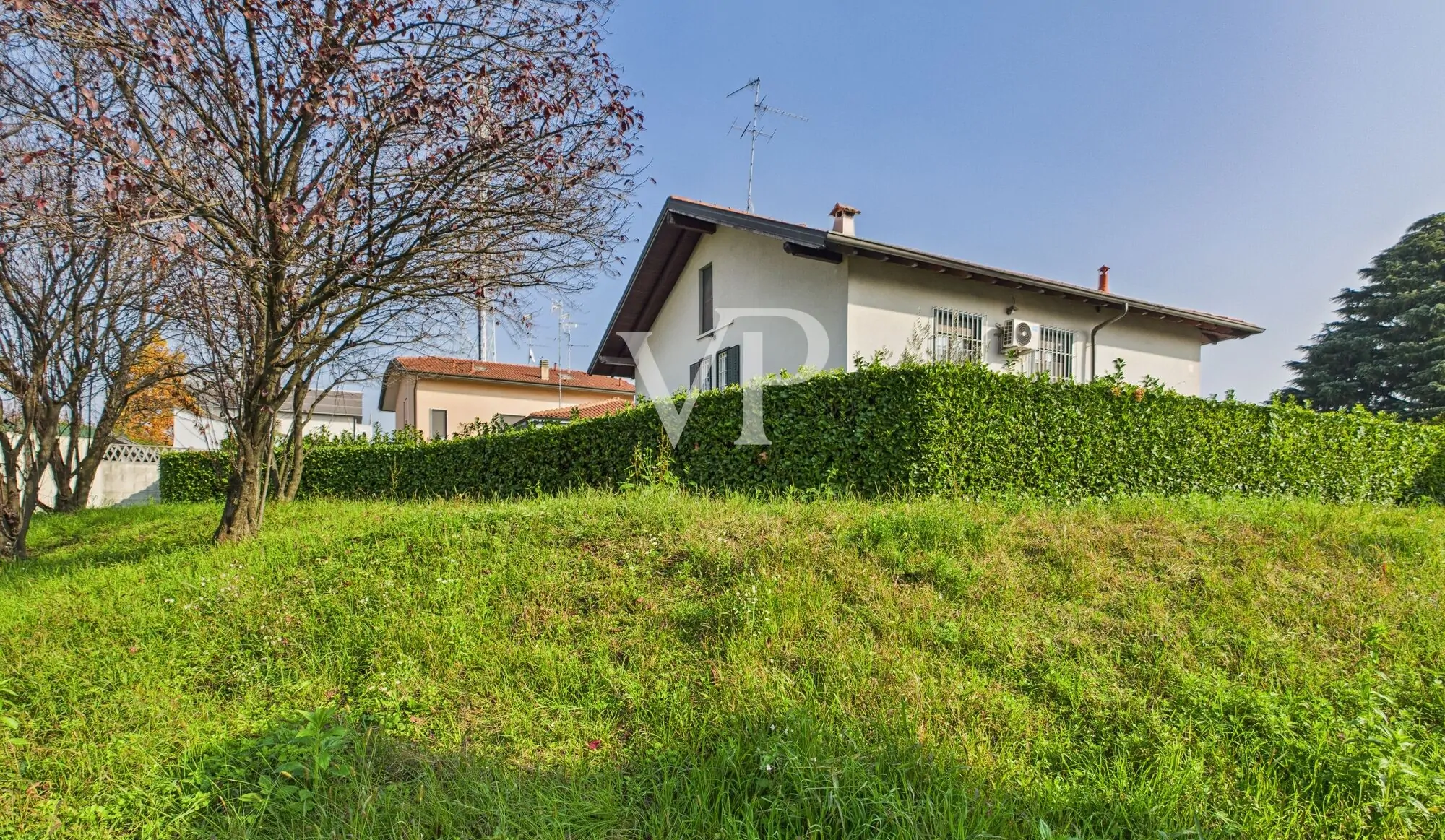 Detached villa in excellent condition with private garden