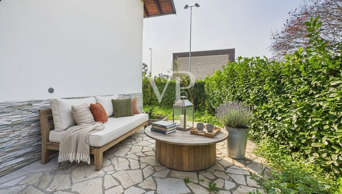 Detached villa in excellent condition with private garden