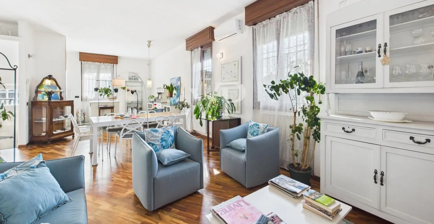 Detached villa in excellent condition with private garden