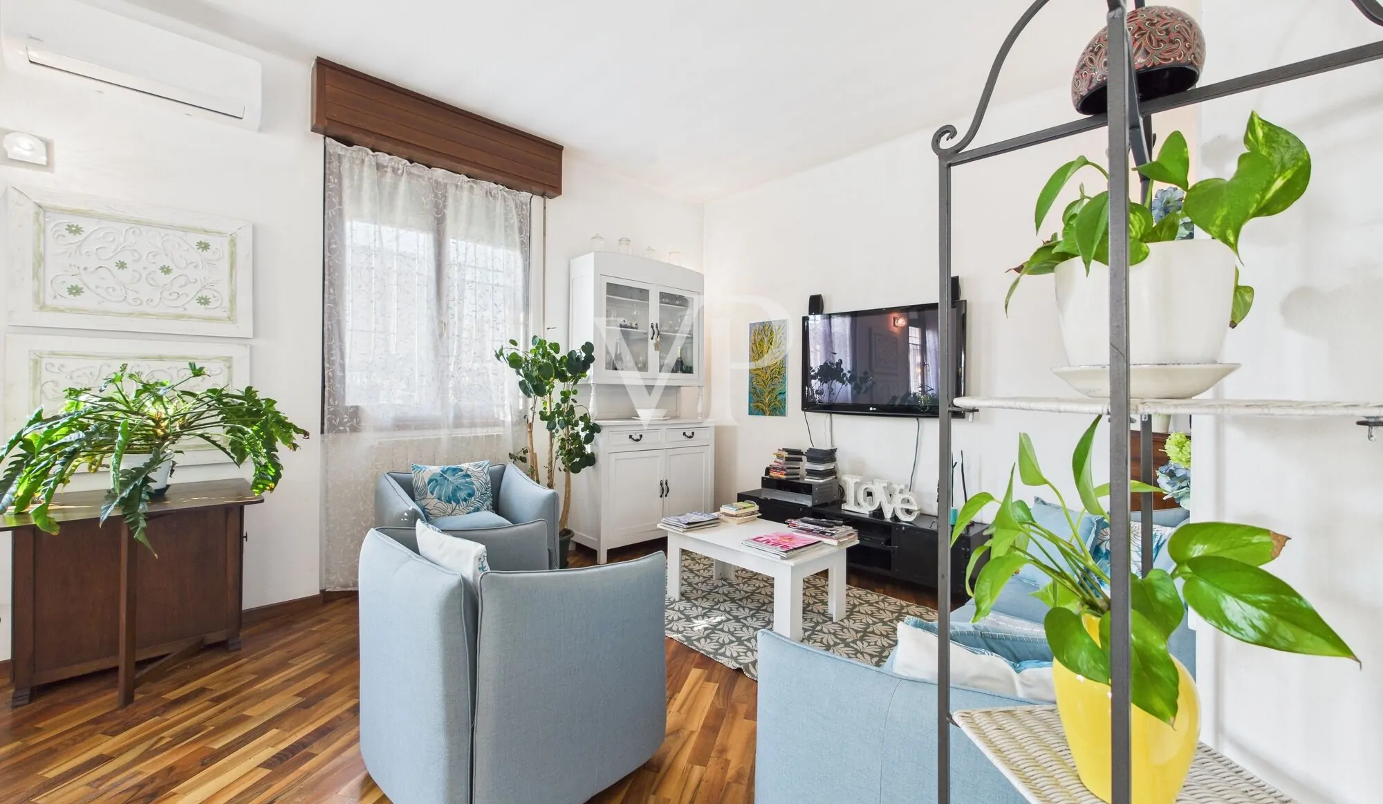 Detached villa in excellent condition with private garden