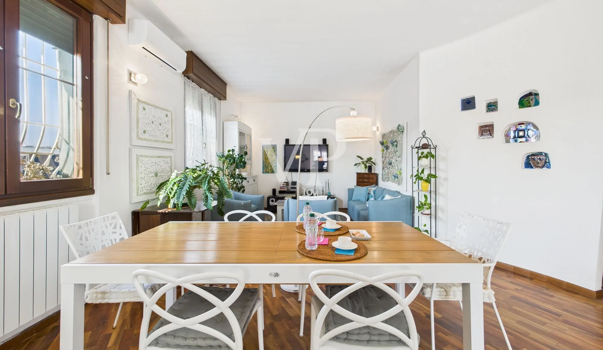 Detached villa in excellent condition with private garden