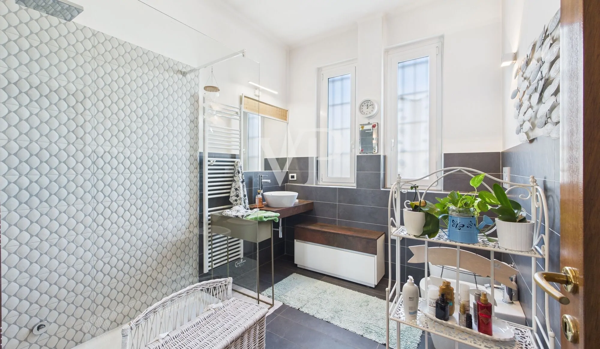 Detached villa in excellent condition with private garden