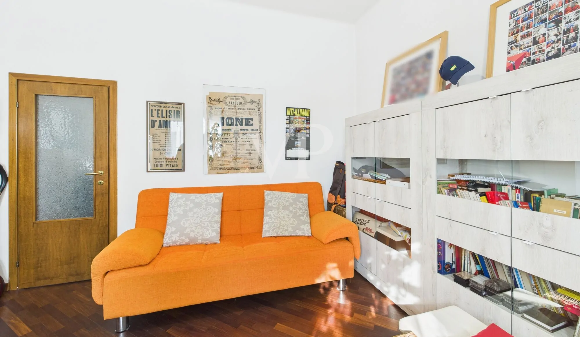 Detached villa in excellent condition with private garden