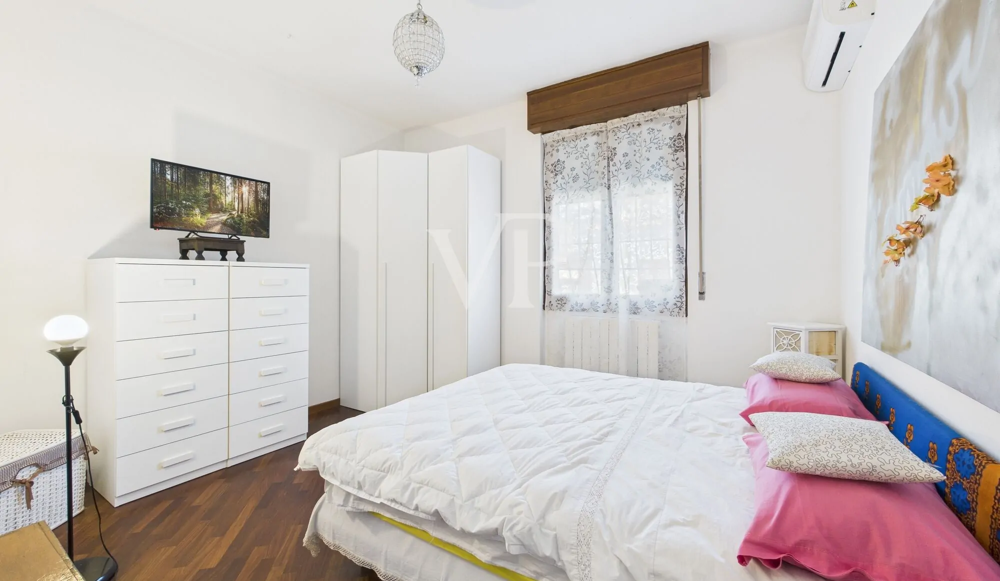 Detached villa in excellent condition with private garden