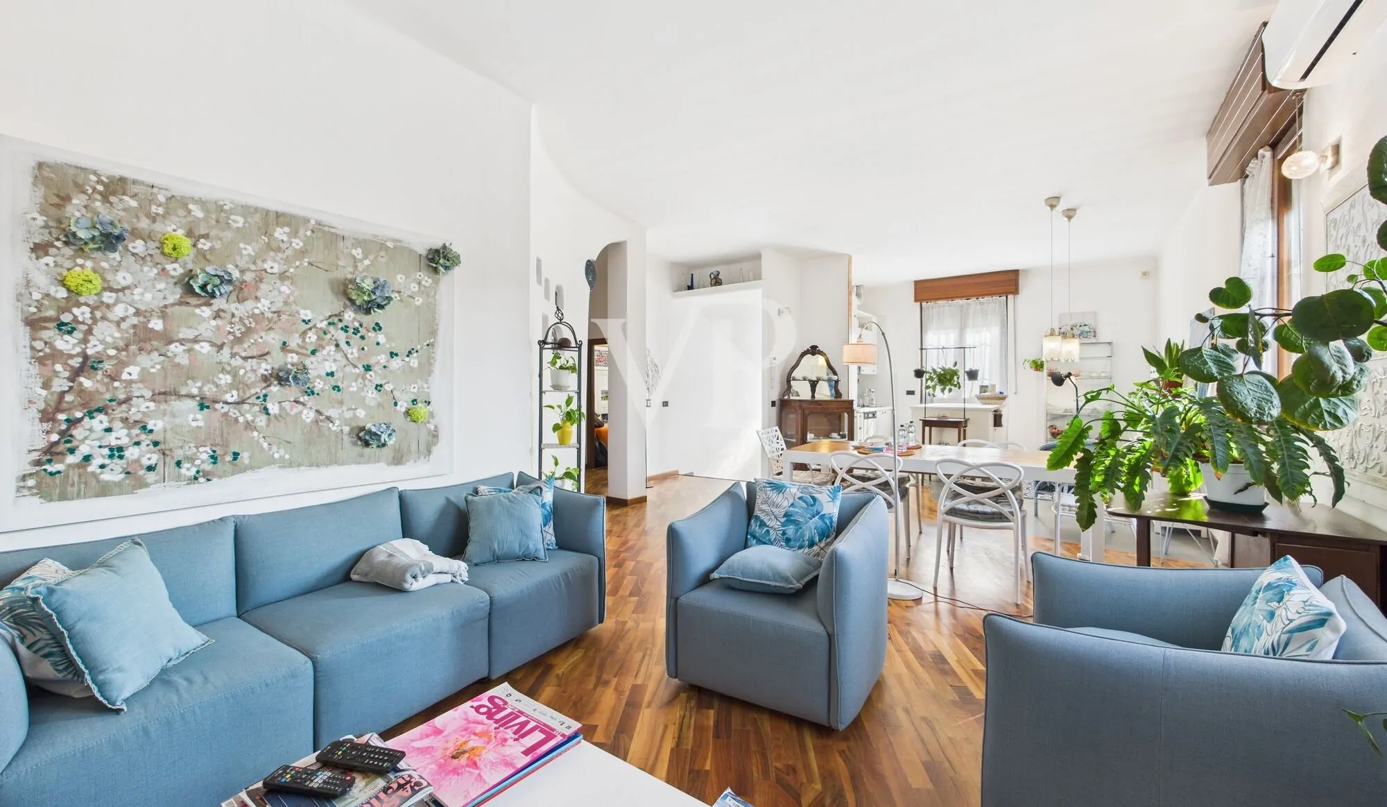 Detached villa in excellent condition with private garden