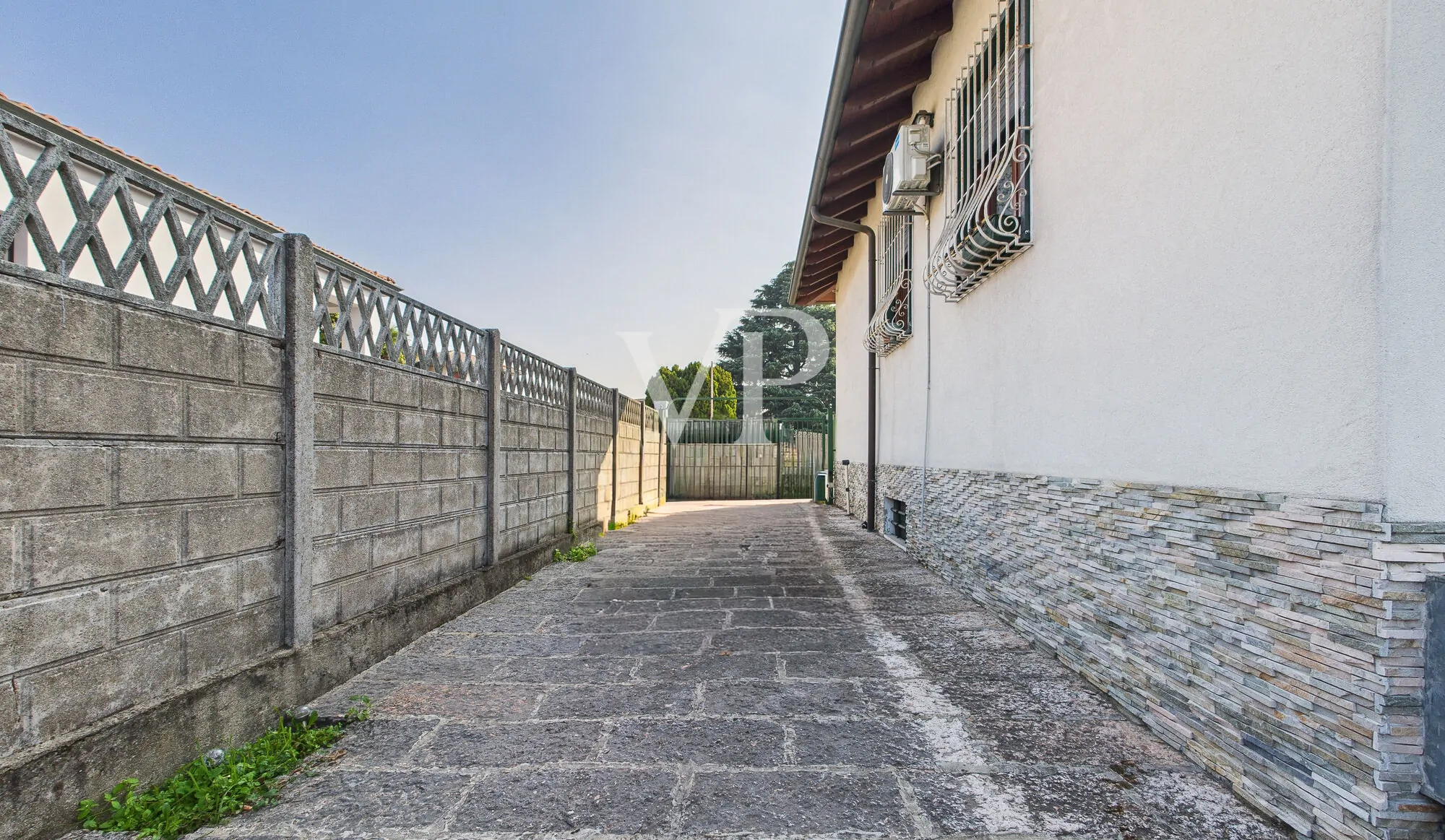 Detached villa in excellent condition with private garden