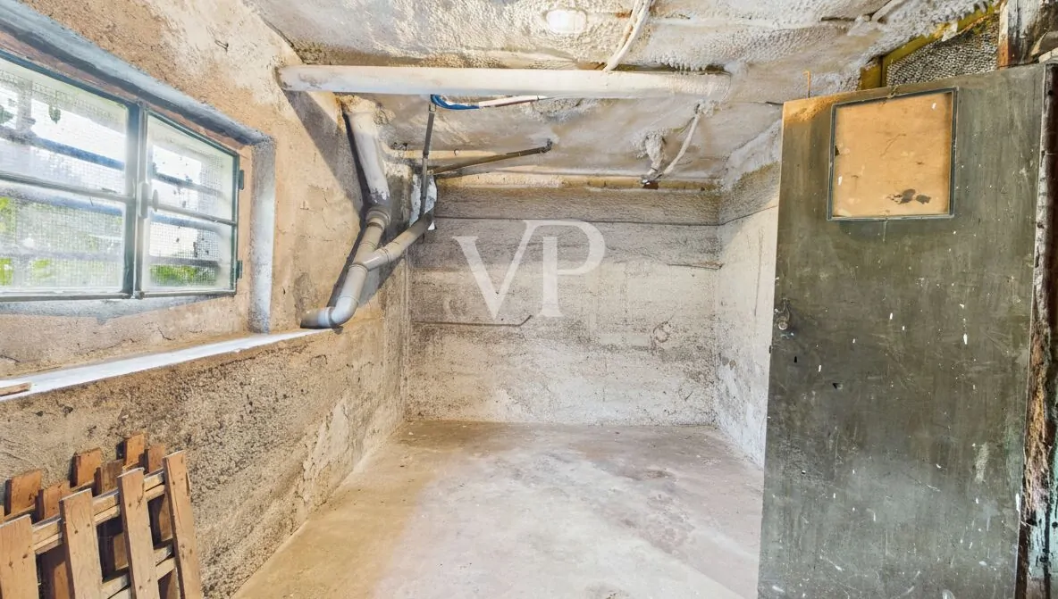 Detached villa in excellent condition with private garden