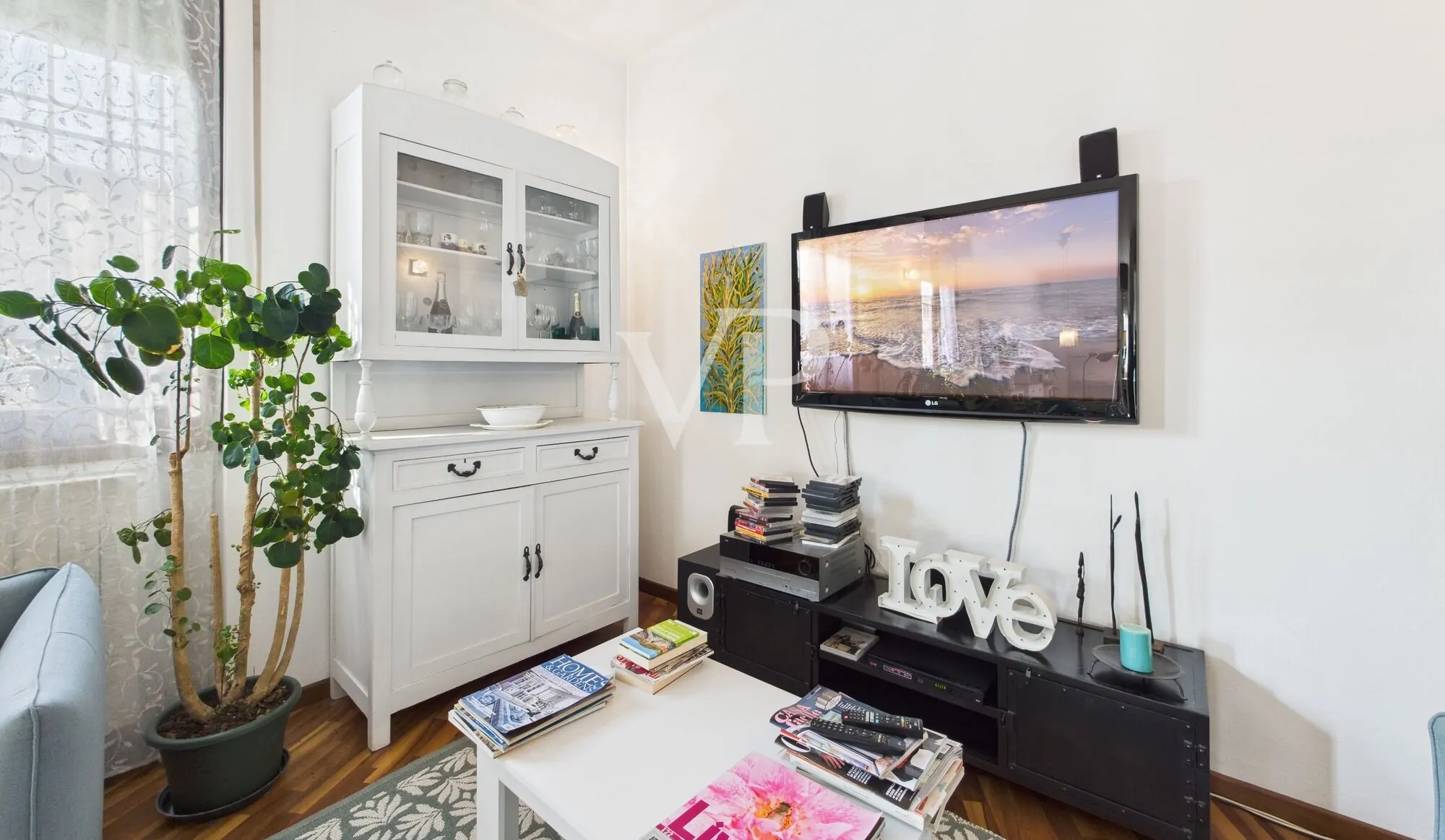 Detached villa in excellent condition with private garden