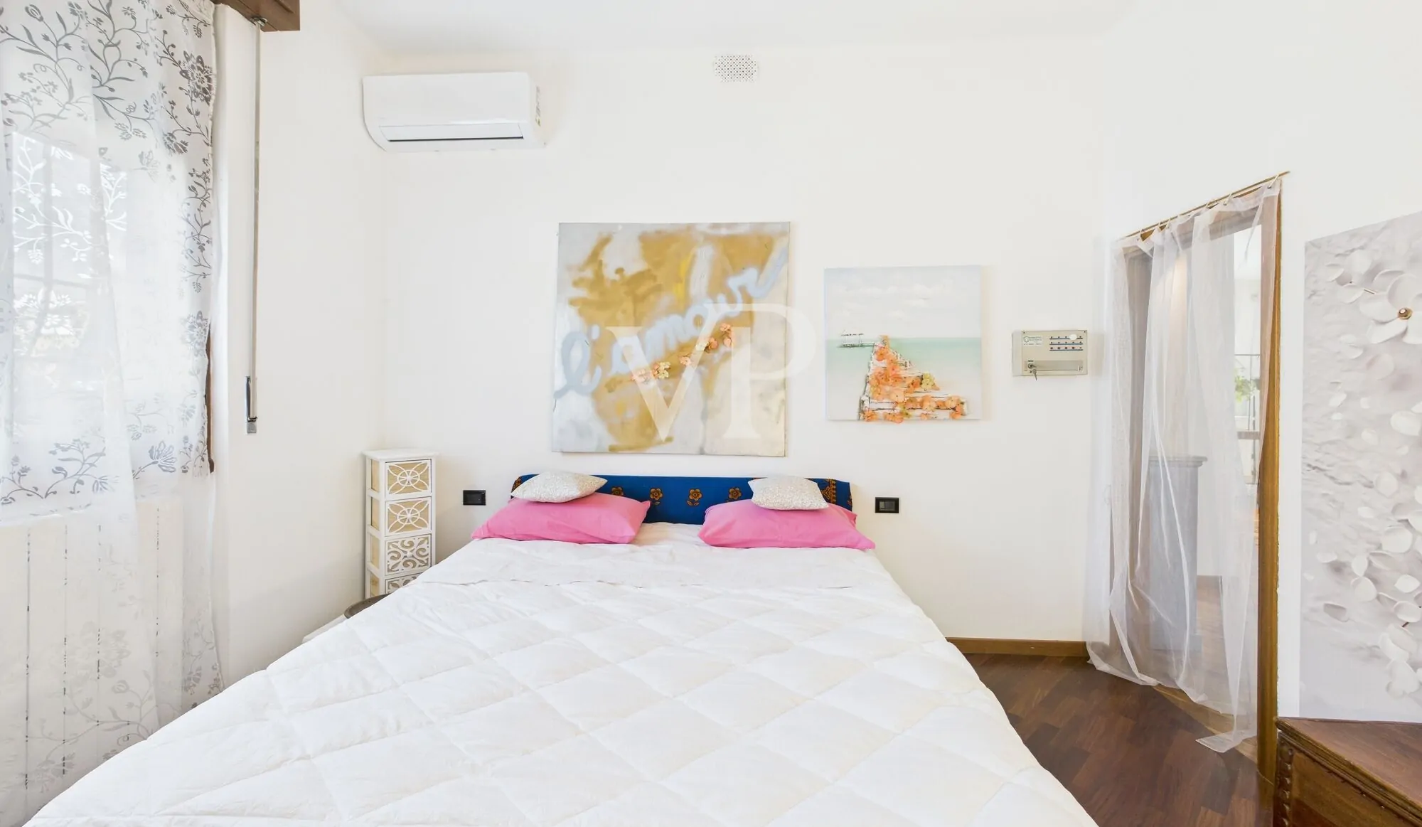 Detached villa in excellent condition with private garden