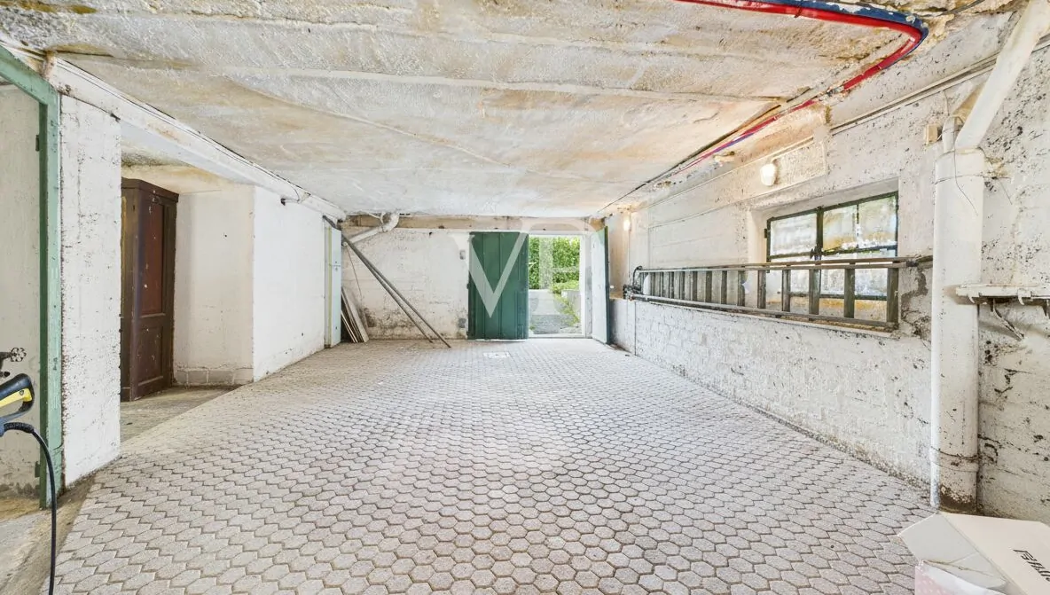 Detached villa in excellent condition with private garden