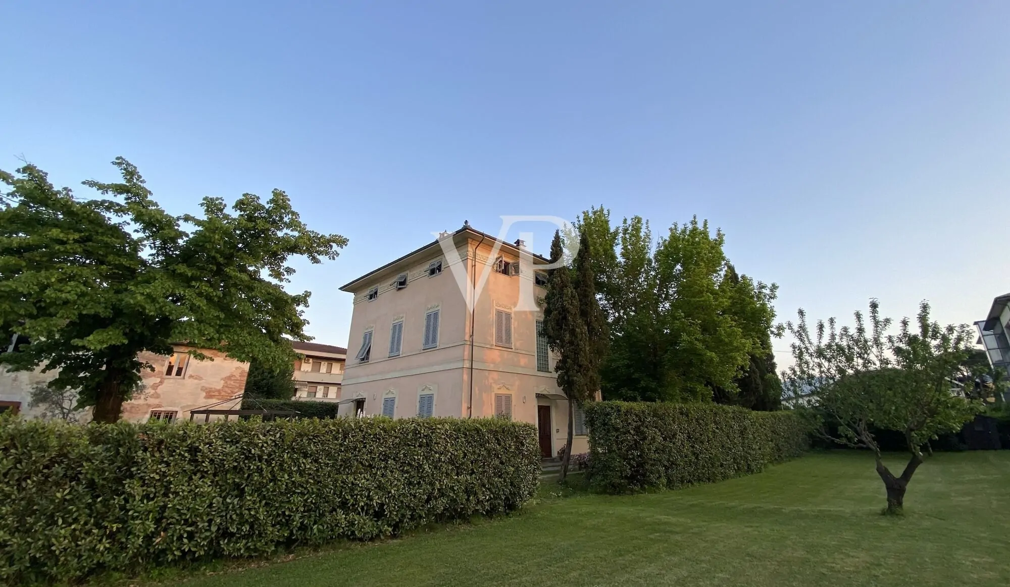 Liberty Villa mit Park - Zeitgenössische Eleganz in Porcari (Lucca)