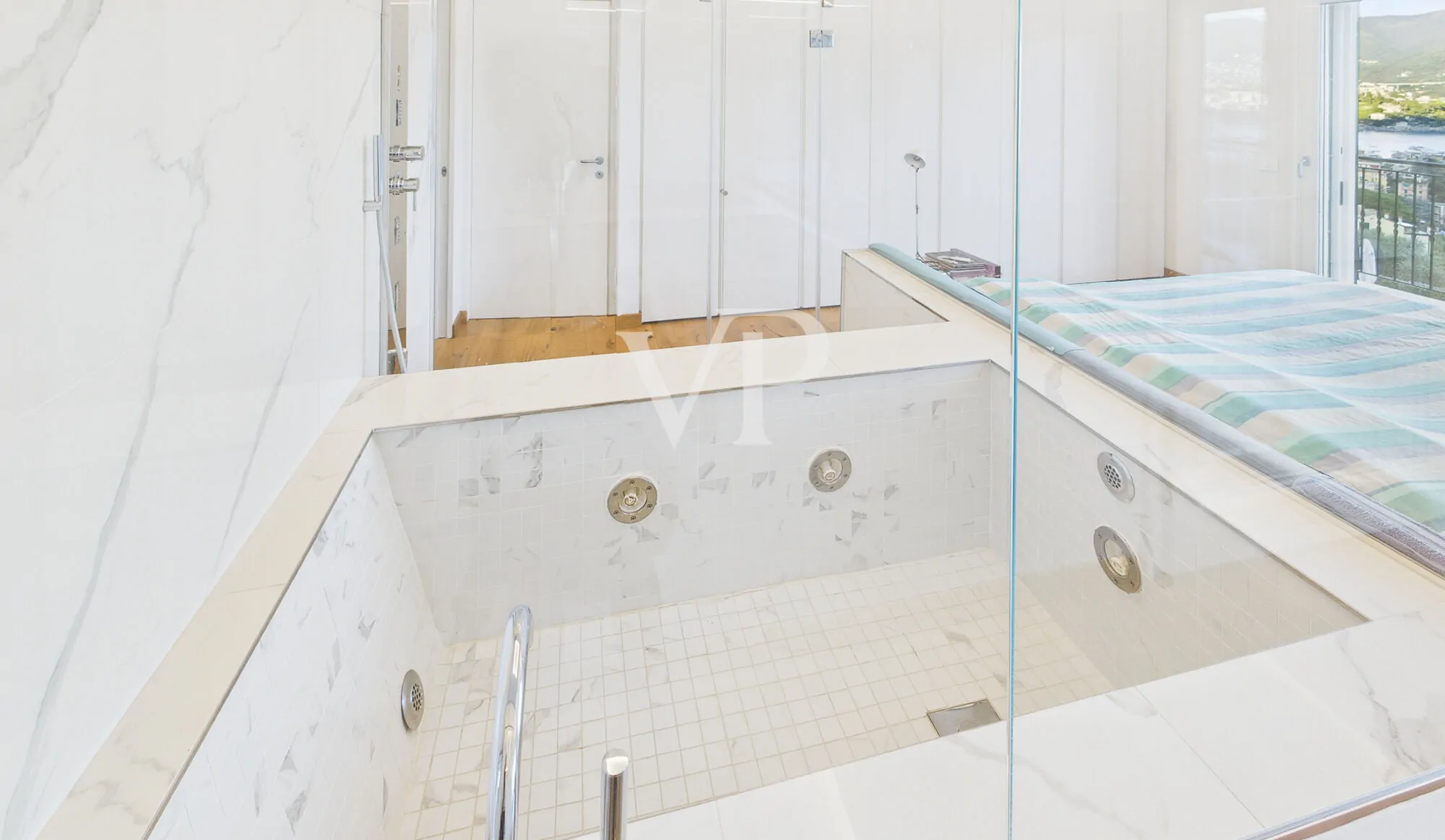 Villa 2 master room con angolo vasca con idromassaggio e doccia