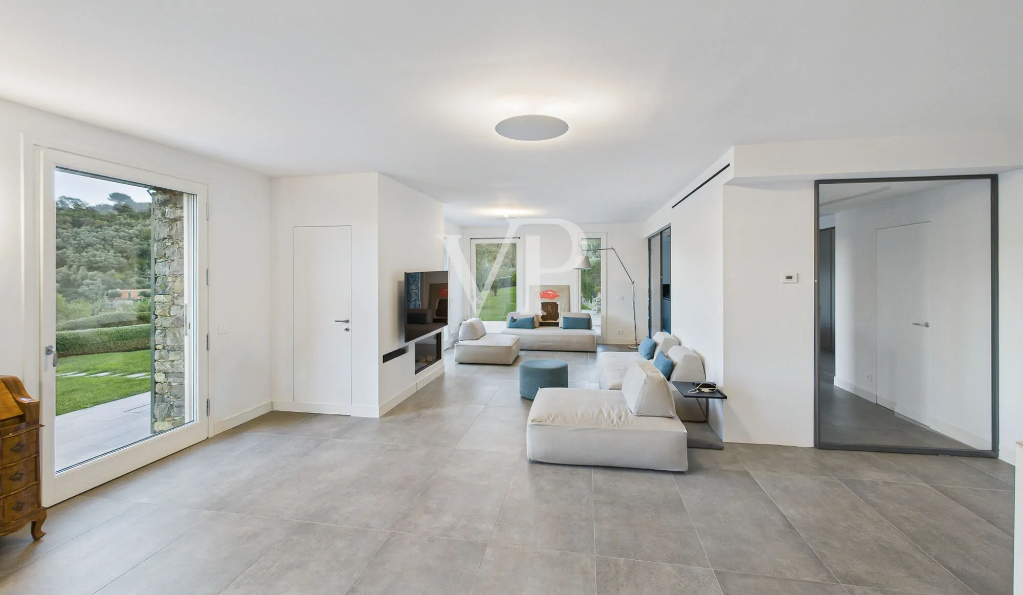 Villa 2 salone con accesso a cucina