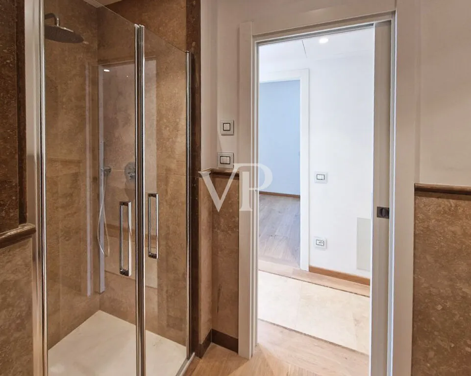 Appartamento di prestigio con ampio giardino privato in una delle zone costiere più ambite