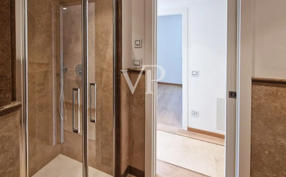 Prestige-Wohnung mit großem Privatgarten in begehrter Küstenlage