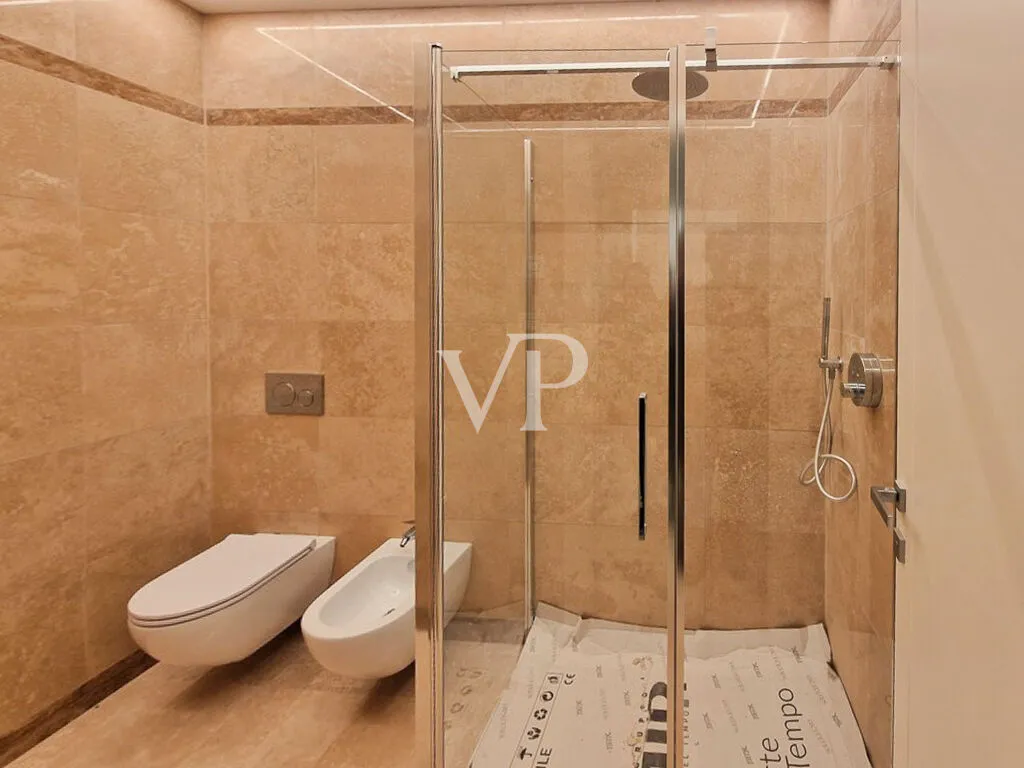 Appartamento di prestigio con ampio giardino privato in una delle zone costiere più ambite