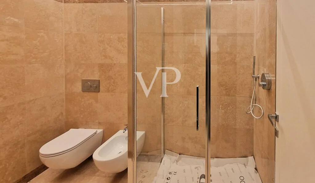 Prestige-Wohnung mit großem Privatgarten in begehrter Küstenlage