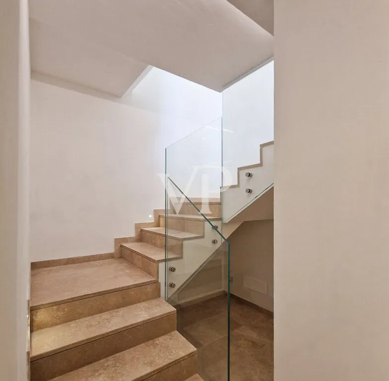 Appartamento di prestigio con ampio giardino privato in una delle zone costiere più ambite