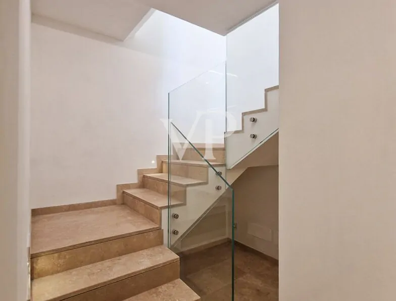 Prestige-Wohnung mit großem Privatgarten in begehrter Küstenlage