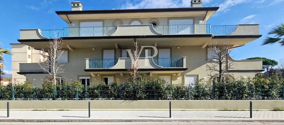 Prestige-Wohnung mit großem Privatgarten in begehrter Küstenlage