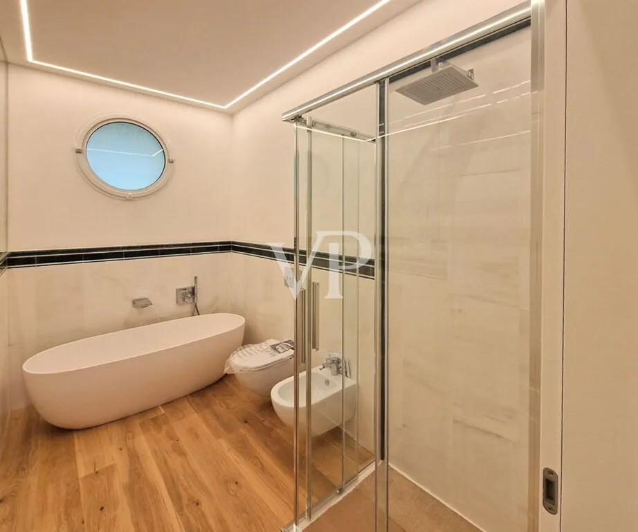 Appartamento di prestigio con ampio giardino privato in una delle zone costiere più ambite