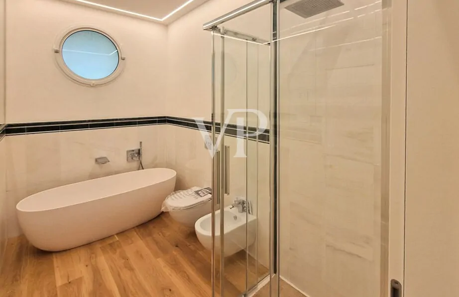 Prestige-Wohnung mit großem Privatgarten in begehrter Küstenlage