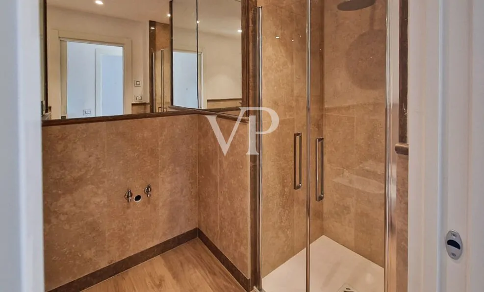 Prestige-Wohnung mit großem Privatgarten in begehrter Küstenlage