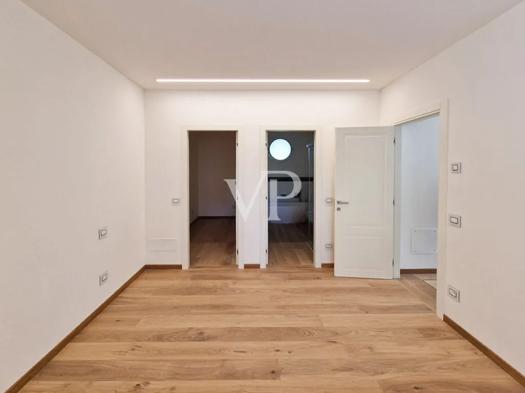 Appartamento di prestigio con ampio giardino privato in una delle zone costiere più ambite