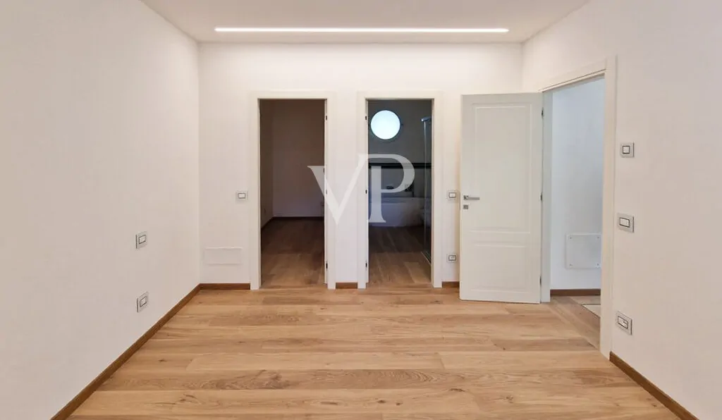 Prestige-Wohnung mit großem Privatgarten in begehrter Küstenlage