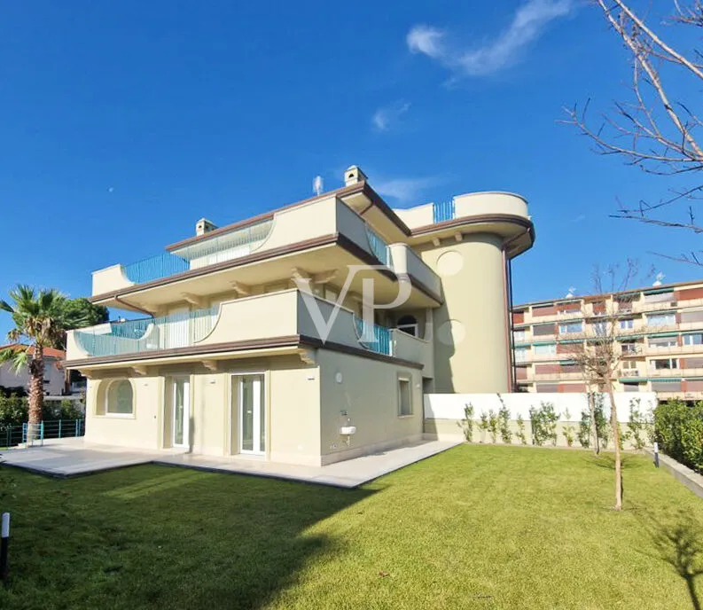 Appartamento di prestigio con ampio giardino privato in una delle zone costiere più ambite