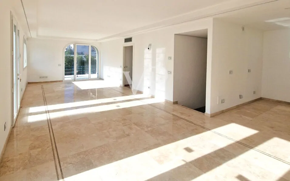 Prestige-Wohnung mit großem Privatgarten in begehrter Küstenlage