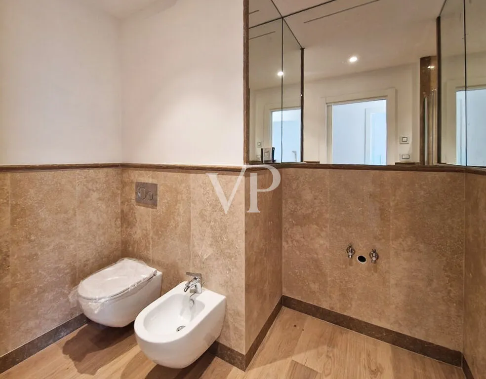 Appartamento di prestigio con ampio giardino privato in una delle zone costiere più ambite