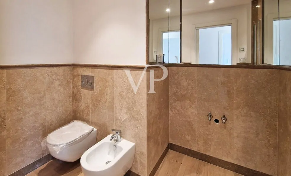 Prestige-Wohnung mit großem Privatgarten in begehrter Küstenlage