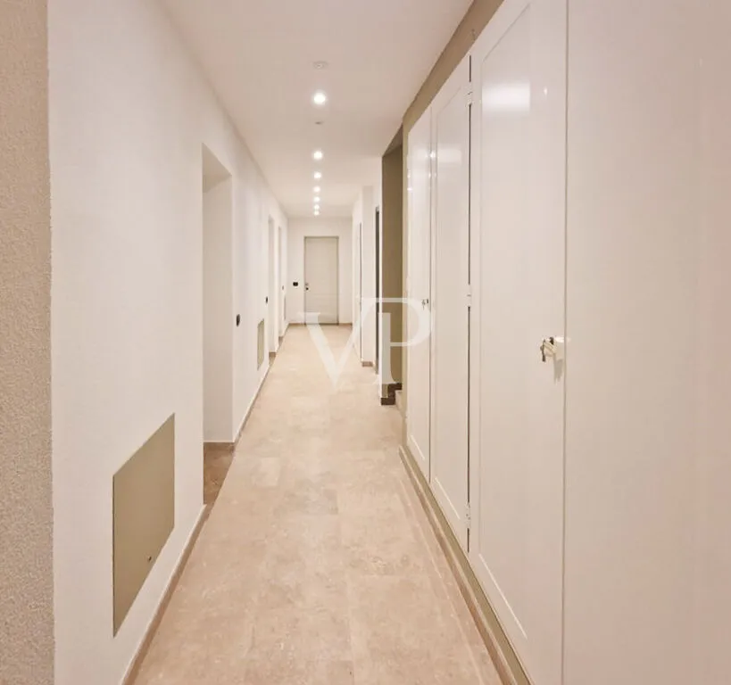 Appartamento di prestigio con ampio giardino privato in una delle zone costiere più ambite